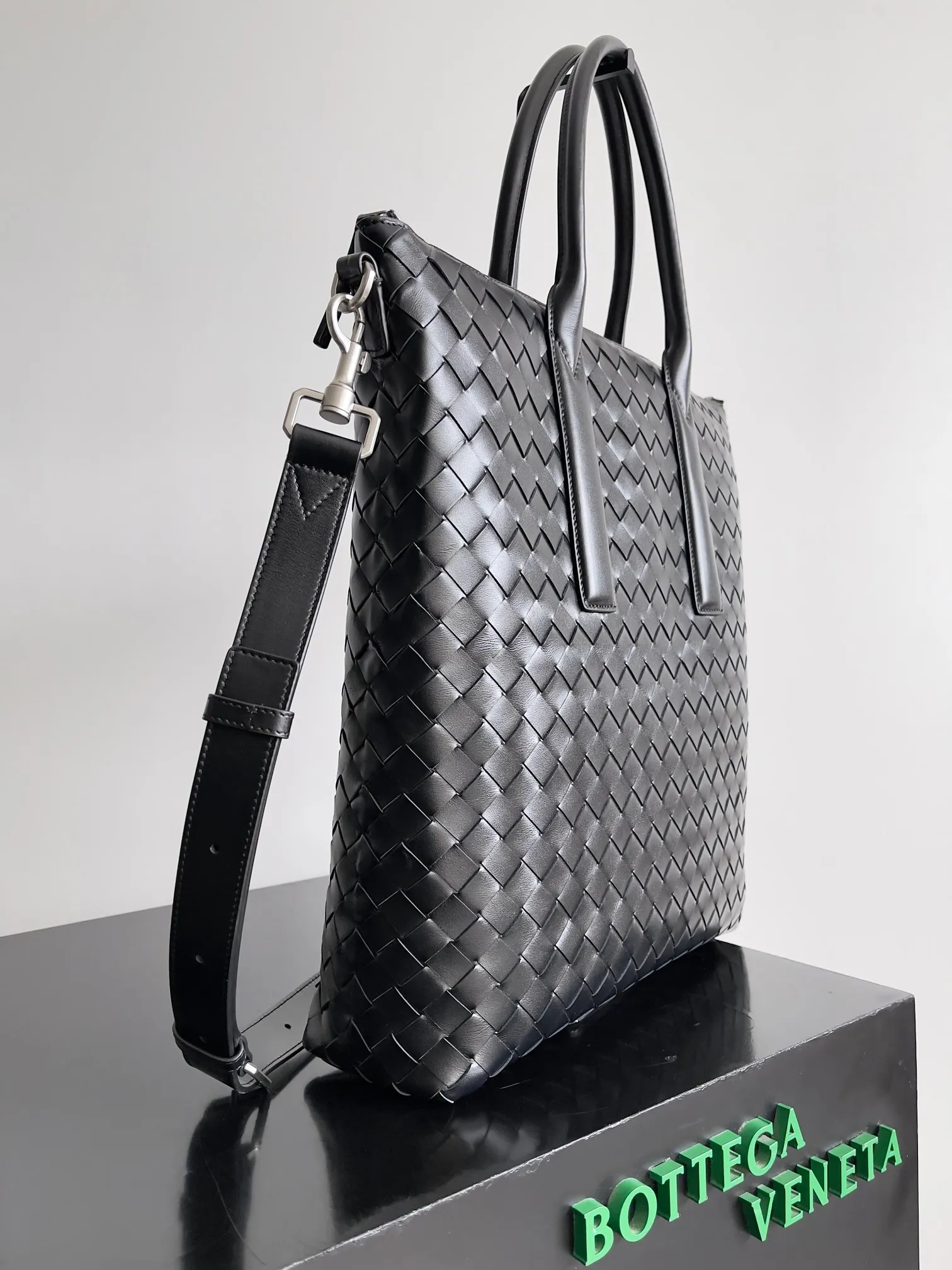 Batch 2520 BOTTEGA VENETA Bottega Veneta's 2025 new men's Intrecciato woven soft briefcase, the advanced version of the briefcase is officially launched. The classic calfskin weave has a gentle and generous style, which not only reduces the seriousness of work but also reflects taste. The large-capacity design takes into account the need of many men to go out to work, reducing the trouble of carrying multiple bags when going out. Small items such as computers and pens are all stored at once. The bag body is equipped with detachable shoulder straps on both sides, so one bag can be carried multiple times, reducing the burden on shoulders. Style number: 815783 Size: 39*33.5*8.5cm